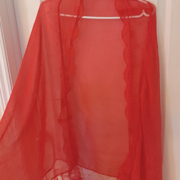 Large scarf with lace details - Picture 2 of 3